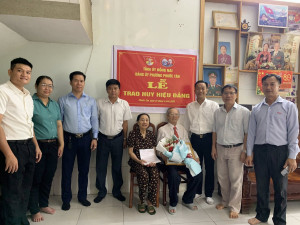 ĐẢNG UỶ PHƯỜNG PHƯỚC TÂN; TRAO HUY HIỆU 30, 45, 60 NĂM TUỔI ĐẢNG TẠI NHÀ RIÊNG CHO ĐẢNG VIÊN