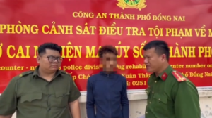 Bước qua cánh cổng hôm nay, hy vọng bước tới một cuộc đời khác