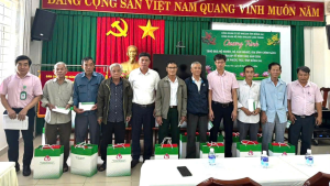 Công Đoàn cơ sở Ngân hàng Chính sách Xã hội tỉnh Đồng Nai trao 30 suất quà tết cho hộ nghèo, hộ cận nghèo và các đối tượng chính sách khác tại xã Phước Thái
