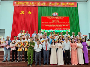 02 Chụp hình lưu niệm cùng các đồng chí nghỉ theo sắp xếp