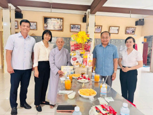 1 Hình bí thư tặng quà