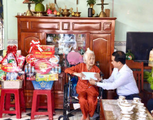 Thái Bảo thăm Mẹ VNAH