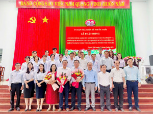 lãnh đạo chụp hình phát động