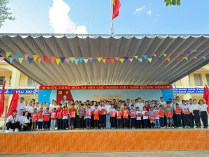 CHƯƠNG TRÌNH TRAO QUÀ TRI ÂN THƯƠNG BINH VÀ HỖ TRỢ HỌC SINH CÓ HOÀN CẢNH KHÓ KHĂN TRƯỚC THỀM NĂM HỌC MỚI TẠI XÃ PHÚ RIỀNG