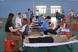 CÁN BỘ, ĐẢNG VIÊN VÀ NHÂN DÂN 4 XÃ PHÚ RIỀNG, LONG HÀ, BÌNH TÂN VÀ PHÚ TRUNG THAM GIA HIẾN MÁU TÌNH NGUYỆN