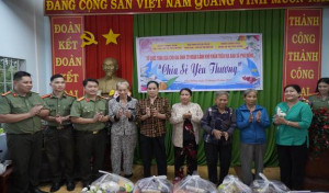 55 PHẦN QUÀ CỦA PHÒNG PV06, CÔNG AN TỈNH ĐỒNG NAI TRAO TẶNG ĐỒNG BÀO DÂN TỘC THIỂU SỐ XÃ PHÚ RIỀNG