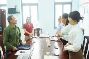 BÍ THƯ ĐẢNG ỦY XÃ NGUYỄN THỊ XUÂN HÒA TIẾP CÔNG DÂN ĐỊNH KỲ THÁNG 11