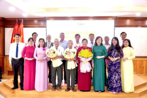 ĐỒNG CHÍ HUỲNH THỊ HẰNG, PHÓ BÍ THƯ TỈNH ỦY, CHỦ TỊCH ỦY BAN MTTQ VIỆT NAM TỈNH DỰ VÀ TRAO HUY HIỆU ĐẢNG CHO 10 ĐẢNG VIÊN CỦA XÃ PHÚ RIỀNG