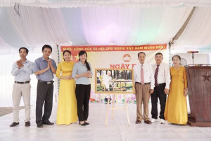 Phó Bí thư thường trực Đảng ủy xã Nguyễn Thị Lan Anh dự và chung vui Ngày hội đại đoàn kết toàn dân tộc với cán bộ và Nhân dân thôn Tân Lực