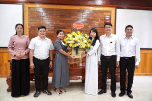 PHÓ BÍ THƯ THƯỜNG TRỰC ĐẢNG ỦY XÃ NGUYỄN THỊ LAN ANH GẶP MẶT, CHÚC MỪNG CÁN BỘ, CÔNG CHỨC, VIÊN CHỨC TRUNG TÂM CHÍNH TRỊ XÃ NHÂN KỶ NIỆM NGÀY NHÀ GIÁO VIỆT NAM 20/11