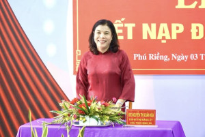 Bí thư Đảng ủy xã Nguyễn Thị Xuân Hòa về dự sinh hoạt Chi bộ Trường Mầm non Bù Nho