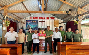 CÔNG AN XÃ PHÚ RIỀNG TẶNG QUÀ GIÁNG SINH ĐIỂM NHÓM TIN LÀNH THÔN PHÚ BÌNH VÀ TẶNG XE LĂN CHO NGƯỜI ĐỒNG BÀO DÂN TỘC THIỂU SỐ