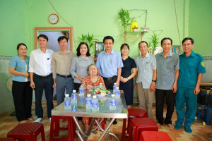 LÃNH ĐẠO XÃ PHÚ RIỀNG THĂM, TẶNG QUÀ CÁC GIA ĐÌNH CHÍNH SÁCH, NGƯỜI CÓ CÔNG NHÂN KỶ NIỆM 81 NĂM NGÀY THÀNH LẬP QUÂN ĐỘI NHÂN DÂN VIỆT NAM