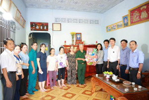 Thường trực HĐND tỉnh tặng quà gia đình chính sách nhân ngày thành lập Quân đội Nhân dân Việt Nam tại xã Phú Riềng