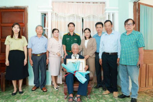 BÍ THƯ ĐẢNG ỦY XÃ PHÚ RIỀNG NGUYỄN THỊ XUÂN HÒA TRAO HUY HIỆU 65 NĂM TUỔI ĐẢNG TẠI NHÀ CHO ĐẢNG VIÊN PHẠM ĐÌNH BA