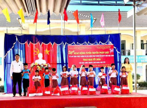 TUYÊN TRUYỀN PHÁP LUẬT AN TOÀN THỰC PHẨM VÀ TRAO QUÀ TẾT CHO HỌC SINH NGHÈO, HỌC SINH CÓ HOÀN CẢNH KHÓ KHĂN TẠI TRƯỜNG TIỂU HỌC LONG PHÚ