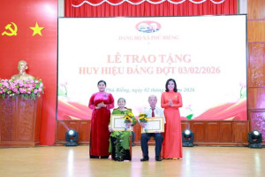 XÃ PHÚ RIỀNG TRAO HUY HIỆU ĐẢNG CHO 12 ĐẢNG VIÊN CAO TUỔI ĐẢNG