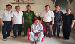 CHỦ NHIỆM ỦY BAN KIỂM TRA ĐẢNG ỦY TRỊNH QUANG HẠNH THĂM, TẶNG QUÀ TẾT CƠ SỞ TÔN GIÁO VÀ ĐẢNG VIÊN LÃO THÀNH