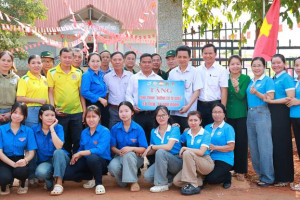 BÀN GIAO CÔNG TRÌNH “ĐƯỜNG CỜ TỔ QUỐC” TẠI THÔN PHÚ BÌNH