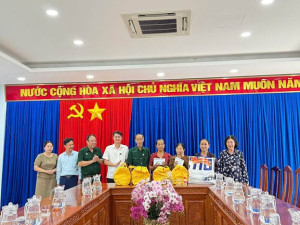 HỘI CHIẾN SỸ CÁCH MẠNG BỊ ĐỊCH BẮT TÙ ĐÀY TỈNH ĐỒNG NAI THĂM, TẶNG QUÀ TẠI XÃ PHÚ RIỀNG