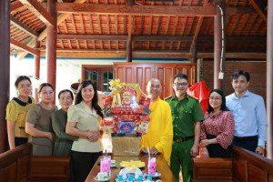 PHÓ BÍ THƯ THƯỜNG TRỰC ĐẢNG ỦY NGUYỄN THỊ LAN ANH THĂM, TẶNG QUÀ TẾT TẠI CƠ SỞ, CHÙA PHÁP TỊNH VÀ NGUYÊN LÃNH ĐẠO HUYỆN