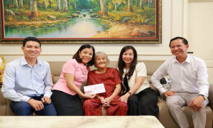 BÍ THƯ ĐẢNG ỦY XÃ PHÚ RIỀNG NGUYỄN THỊ XUÂN HÒA THĂM, TẶNG QUÀ ĐẢNG VIÊN HUY HIỆU 60 NĂM TUỔI ĐẢNG CHUNG MỸ DUNG