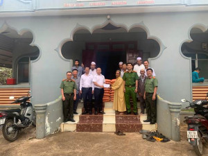 CÔNG AN XÃ PHÚ RIỀNG TẶNG QUÀ TẾT, CHÚC MỪNG LỄ RAMADAN ĐỒNG BÀO HỒI GIÁO