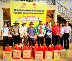 PHÒNG GIAO DỊCH NGÂN HÀNG CHÍNH SÁCH XÃ HỘI PHÚ RIỀNG PHỐI HỢP TRAO QUÀ TẾT TẠI THÔN PHÚ BÌNH, XÃ PHÚ RIỀNG