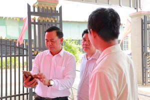 CHỦ TỊCH UBND XÃ NGUYỄN DANH TÙNG KIỂM TRA CÔNG TÁC CHUẨN BỊ BẦU CỬ