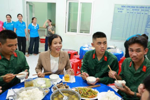 Bữa cơm gia đình sum vầy – Hành trang tinh thần, đong đầy yêu thương, tiếp sức tân binh vững bước