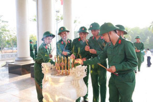 Thanh niên ưu tú chuẩn bị lên đường nhập ngũ của xã Phú Riềng dâng hương tri ân, tưởng nhớ các Anh hùng liệt sỹ