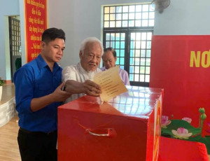 Tuổi trẻ xã Phú Riềng xung kích hỗ trợ công tác bầu cử