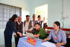 ĐỒNG BÀO S’TIÊNG VÙNG XA THÔN PHÚ BÌNH, XÃ PHÚ RIỀNG NÔ NỨC ĐI BẦU CỬ
