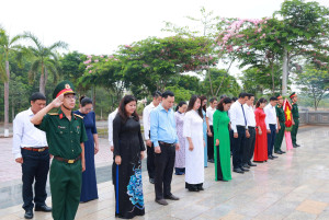 XÃ PHÚ RIỀNG VIẾNG NHÀ BIA TƯỞNG NIỆM LIỆT SĨ NHÂN KỶ NIỆM 51 NĂM NGÀY GIẢI PHÓNG MIỀN NAM