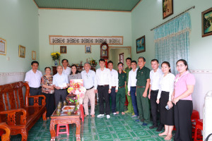 Bí thư Đảng ủy xã Nguyễn Thị Xuân Hòa thăm, tặng quà thương binh nặng nhân kỷ niệm 51 năm Ngày giải phóng miền Nam
