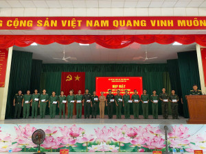 Lãnh đạo xã Phú Riềng thăm, động viên chiến sĩ mới nhập ngũ năm 2026