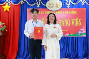 Dấu mốc tự hào tuổi 18: Trường THPT Phú Riềng kết nạp 2 học sinh vào Đảng