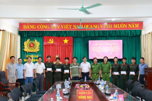 Chủ tịch UBND xã Phú Riềng Nguyễn Danh Tùng thăm tặng quà chiến sĩ mới