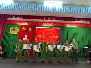 CÔNG AN XÃ PHÚ RIỀNG TRAO QUYẾT ĐỊNH TUYỂN CHỌN, BỔ SUNG KIỆN TOÀN TỔ AN NINH, TRẬT TỰ Ở CƠ SỞ
