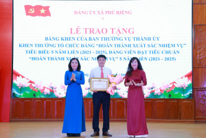 XÃ PHÚ RIỀNG TUYÊN DƯƠNG, KHEN THƯỞNG 01 TẬP THỂ, 08 CÁ NHÂN TRONG HỌC TẬP VÀ LÀM THEO BÁC