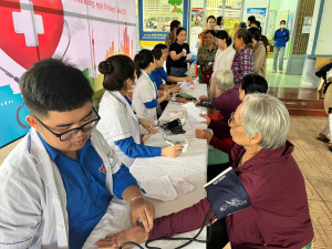 Khám bệnh, cấp thuốc miễn phí cho người dân khó khăn tại Phú Riềng