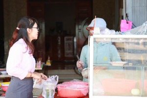 PHÓ CHỦ TỊCH HĐND XÃ VÕ THỊ MỸ HẠNH KHẢO SÁT CÔNG TÁC BẢO ĐẢM AN TOÀN THỰC PHẨM TẠI TRUNG TÂM THƯƠNG MẠI BÙ NHO
