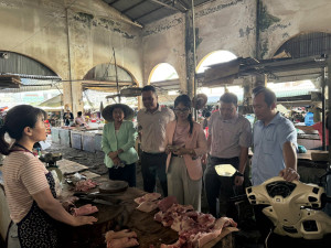 HĐND xã Phú Riềng khảo sát công tác bảo đảm an toàn thực phẩm tại Trung tâm thương mại Phú Riềng