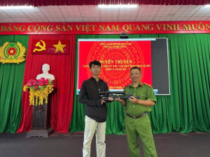 Công an xã Phú Riềng vận động người dân giao nộp 8 dao tự chế và thu hồi 3 khẩu súng các loại