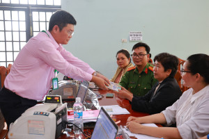 Phòng giao dịch Ngân hàng Chính sách xã hội Phú Riềng giải ngân món vay đầu tiên cho khách hàng là người sau cai nghiện ma túy theo Quyết định số 08/2026/QĐ-TTg của Thủ tướng Chính phủ