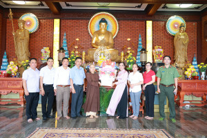 Bí thư Đảng ủy xã Phú Riềng Nguyễn Thị Xuân Hòa chúc mừng Đại lễ Phật đản năm 2026