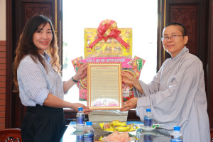 PHÓ BÍ THƯ THƯỜNG TRỰC ĐẢNG ỦY XÃ NGUYỄN THỊ LAN ANH THĂM HỎI, TẶNG QUÀ CƠ SỞ PHẬT GIÁO NHÂN LỄ PHẬT ĐẢN NĂM 2026