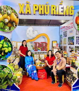 LÃNH ĐẠO THÀNH PHỐ VÀ XÃ PHÚ RIỀNG, CÙNG ĐÔNG ĐẢO NHÂN DÂN THAM QUAN GIAN HÀNG CỦA XÃ TẠI LỄ HỘI QUẢ ĐIỀU VÀNG THÀNH PHỐ ĐỒNG NAI NĂM 2026
