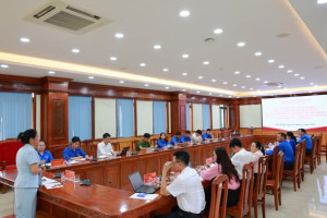 Bí thư Đảng ủy xã Nguyễn Thị Xuân Hòa nói chuyện chuyên đề về vai trò của Đoàn thanh niên xã trong hệ thống chính trị