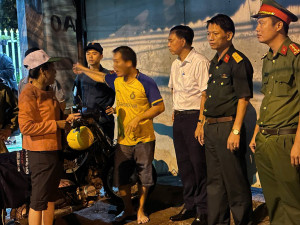 Kịp thời giải cứu 3 người bị nước cuốn trôi trong đêm mưa lớn ở xã Phú Riềng
